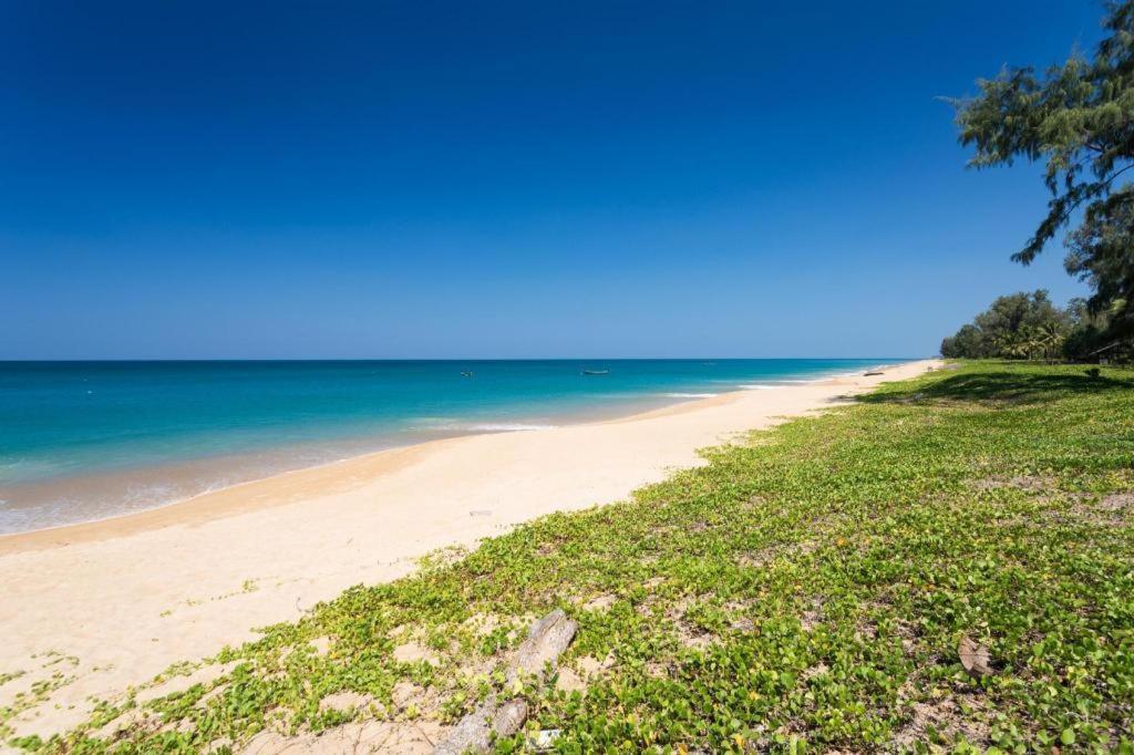 Royal Lee Resort And Spa Nai Yang Bagian luar foto