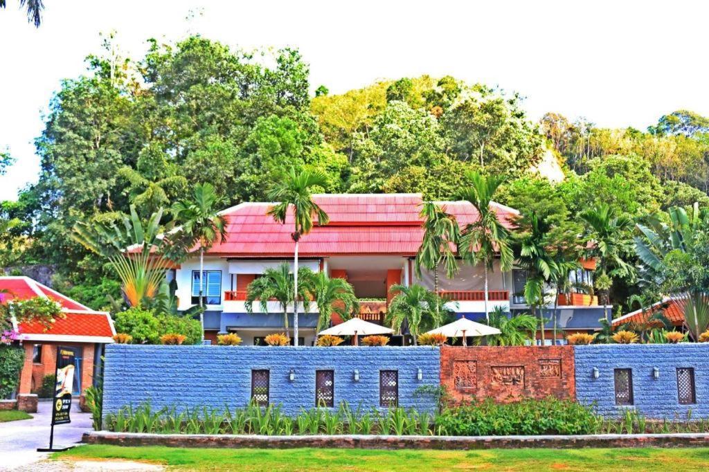 Royal Lee Resort And Spa Nai Yang Bagian luar foto