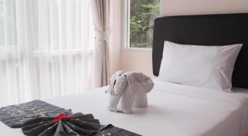 Royal Lee Resort And Spa Nai Yang Bagian luar foto