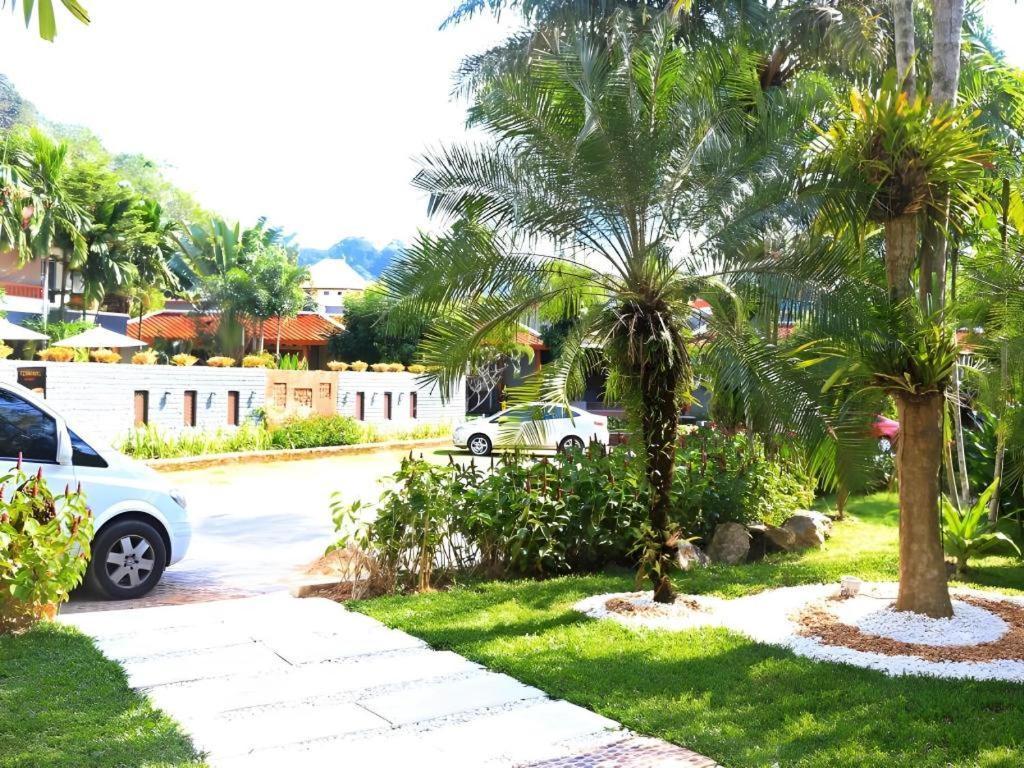 Royal Lee Resort And Spa Nai Yang Bagian luar foto